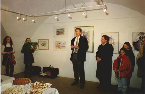 1996: Im Dezember findet in der Bezirksgemeinde Neumarkt eine Bilderausstellung Südtiroler Künstler zugunsten der Bosnienhilfe statt.