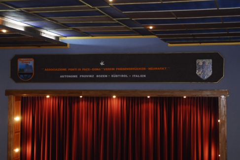 2008: Der Theatersaal im neu eröffneten Kulturhaus von Bosanksa Krupa. Die Tafel trägt die Inschrift „Associazione Ponti di pace Egna - Verein Friedensbrücken Neumarkt- Autonome Provinz - Südtirol -Italien"