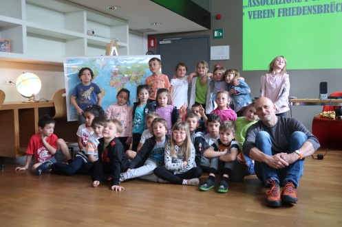 Reinhold Weger berichtet den Schülerinnen und Schülern der Grundschule Neumarkt von den Aktivitäten der Friedensbrücken